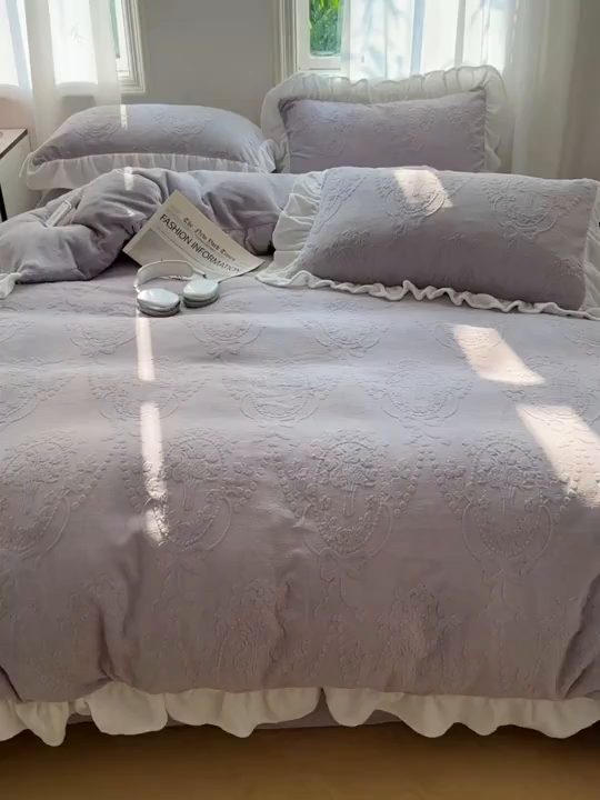 91家纺网 家纺一手货源 找家纺 六巷胡同 2025新款韩系手捧花轻法式花边款牛奶绒四件套-风格一 手捧花-紫