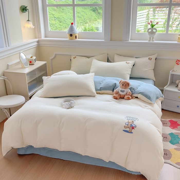 91家纺网 家纺一手货源 找家纺 泰迪爱兰Teddy ISLAND 2025新款轻奢全棉双层纱绣花四件套 米黄+孔雀蓝