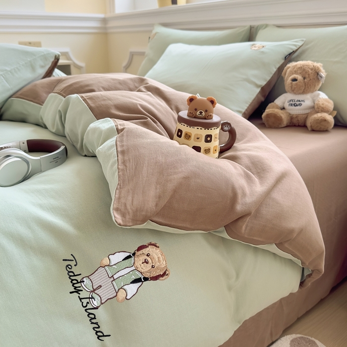 91家纺网 家纺一手货源 找家纺 泰迪爱兰Teddy ISLAND 2025新款轻奢全棉双层纱绣花四件套 甘草绿+深咖