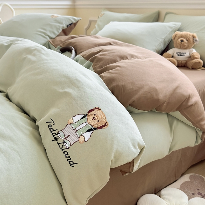 91家纺网 家纺一手货源 找家纺 泰迪爱兰Teddy ISLAND 2025新款轻奢全棉双层纱绣花四件套 甘草绿+深咖