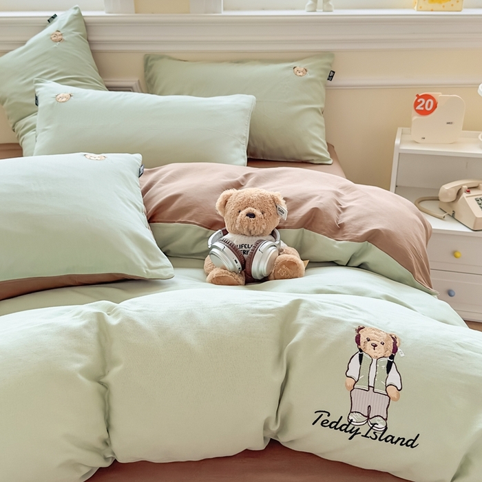 91家纺网 家纺一手货源 找家纺 泰迪爱兰Teddy ISLAND 2025新款轻奢全棉双层纱绣花四件套 甘草绿+深咖