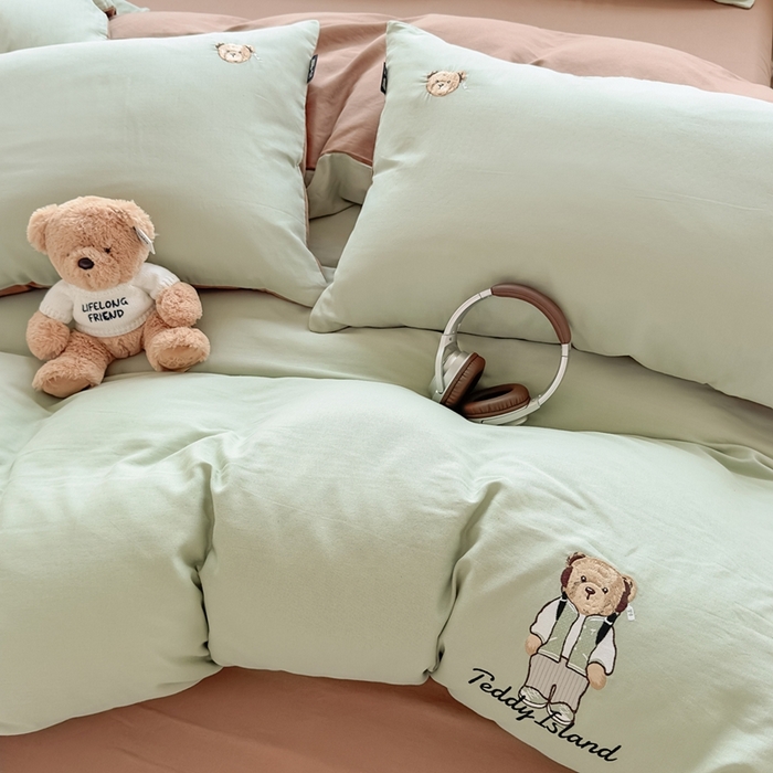 91家纺网 家纺一手货源 找家纺 泰迪爱兰Teddy ISLAND 2025新款轻奢全棉双层纱绣花四件套 甘草绿+深咖