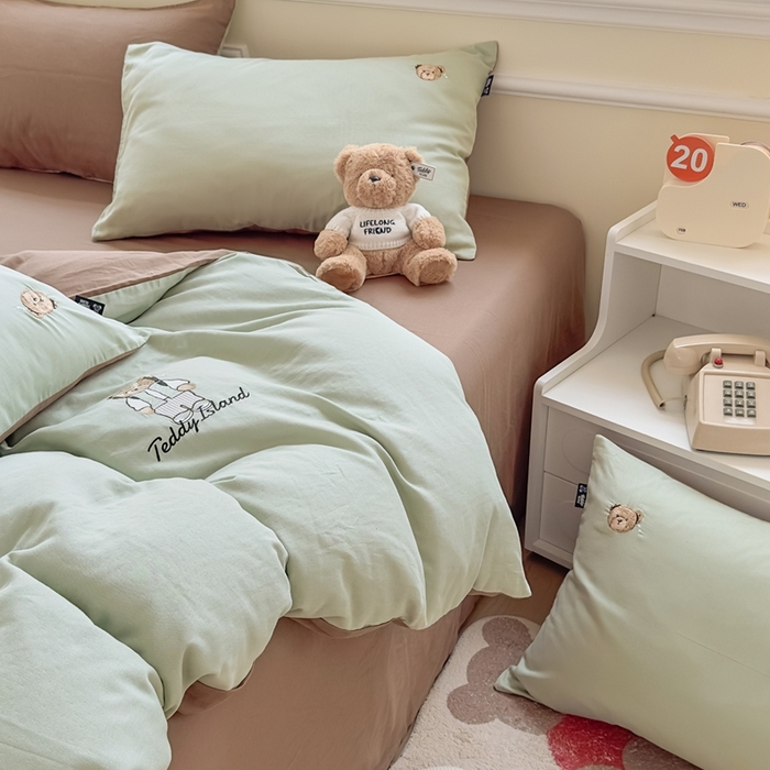 91家纺网 家纺一手货源 找家纺 泰迪爱兰Teddy ISLAND 2025新款轻奢全棉双层纱绣花四件套 甘草绿+深咖