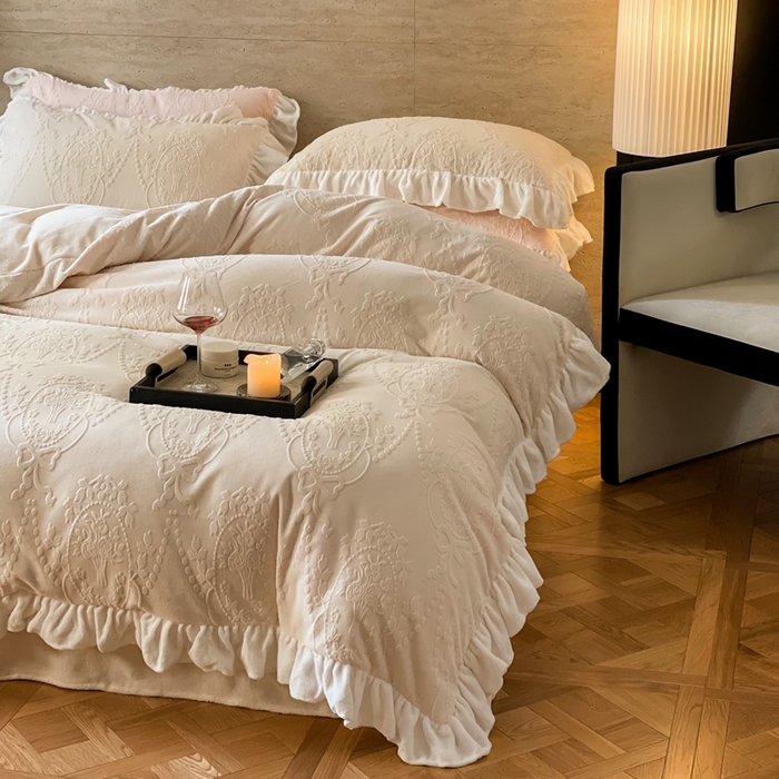 91家纺网 家纺一手货源 找家纺 （总）六巷胡同 2025新款韩系手捧花轻法式花边款牛奶绒四件套-风格二