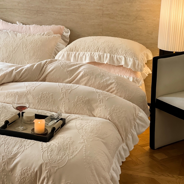 91家纺网 家纺一手货源 找家纺 （总）六巷胡同 2025新款韩系手捧花轻法式花边款牛奶绒四件套-风格二