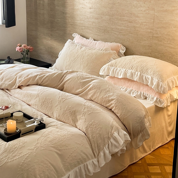 91家纺网 家纺一手货源 找家纺 （总）六巷胡同 2025新款韩系手捧花轻法式花边款牛奶绒四件套-风格二