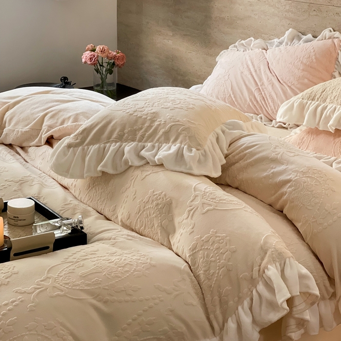 91家纺网 家纺一手货源 找家纺 （总）六巷胡同 2025新款韩系手捧花轻法式花边款牛奶绒四件套-风格二