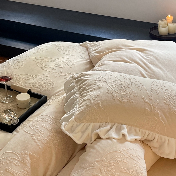 91家纺网 家纺一手货源 找家纺 （总）六巷胡同 2025新款韩系手捧花轻法式花边款牛奶绒四件套-风格二