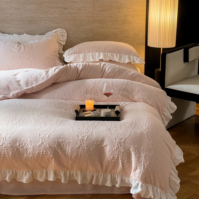 91家纺网 家纺一手货源 找家纺 （总）六巷胡同 2025新款韩系手捧花轻法式花边款牛奶绒四件套-风格二