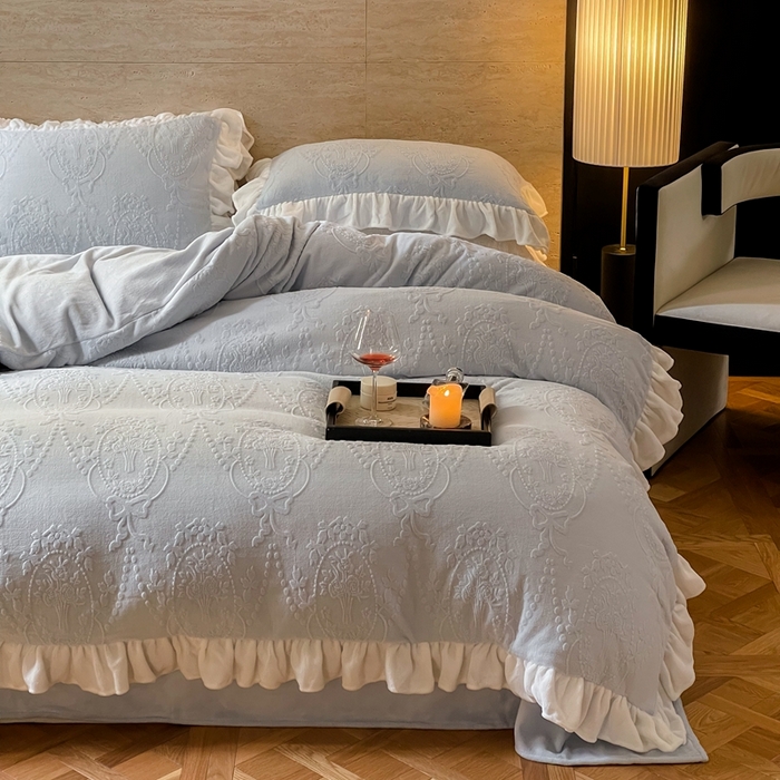 91家纺网 家纺一手货源 找家纺 六巷胡同 2025新款韩系手捧花轻法式花边款牛奶绒四件套-风格二 手捧花-蓝