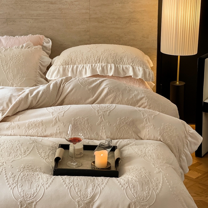 91家纺网 家纺一手货源 找家纺 六巷胡同 2025新款韩系手捧花轻法式花边款牛奶绒四件套-风格二 手捧花-白