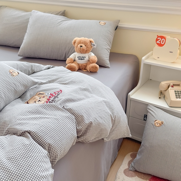 91家纺网 家纺一手货源 找家纺 泰迪爱兰Teddy ISLAND 2025新款全棉色织水洗棉格子绣花四件套 灰密格