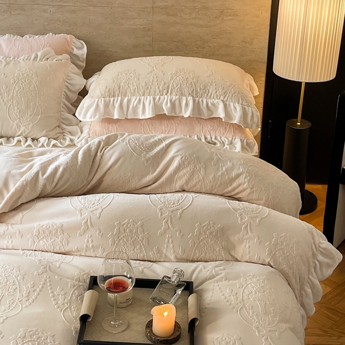 91家纺网 家纺一手货源 找家纺 六巷胡同 2025新款韩系手捧花轻法式花边款牛奶绒四件套-风格二 手捧花-白