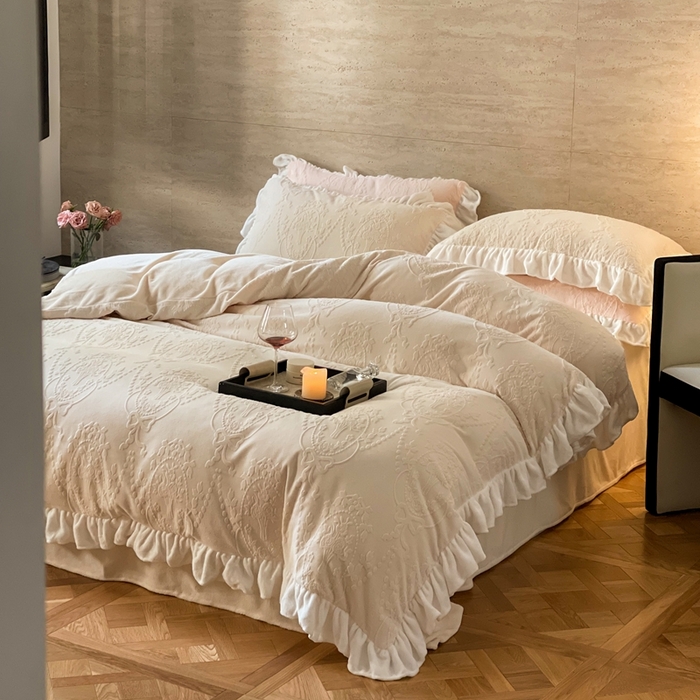 91家纺网 家纺一手货源 找家纺 六巷胡同 2025新款韩系手捧花轻法式花边款牛奶绒四件套-风格二 手捧花-白