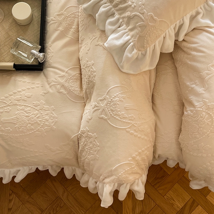 91家纺网 家纺一手货源 找家纺 六巷胡同 2025新款韩系手捧花轻法式花边款牛奶绒四件套-风格二 手捧花-白