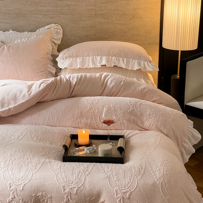 91家纺网 家纺一手货源 找家纺 六巷胡同 2025新款韩系手捧花轻法式花边款牛奶绒四件套-风格二 手捧花-粉