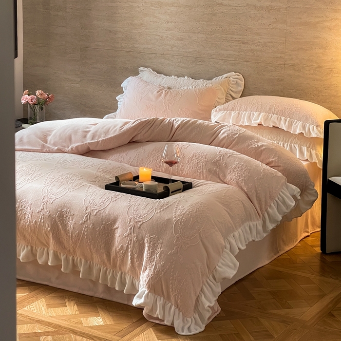 91家纺网 家纺一手货源 找家纺 六巷胡同 2025新款韩系手捧花轻法式花边款牛奶绒四件套-风格二 手捧花-粉