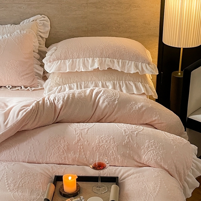 91家纺网 家纺一手货源 找家纺 六巷胡同 2025新款韩系手捧花轻法式花边款牛奶绒四件套-风格二 手捧花-粉