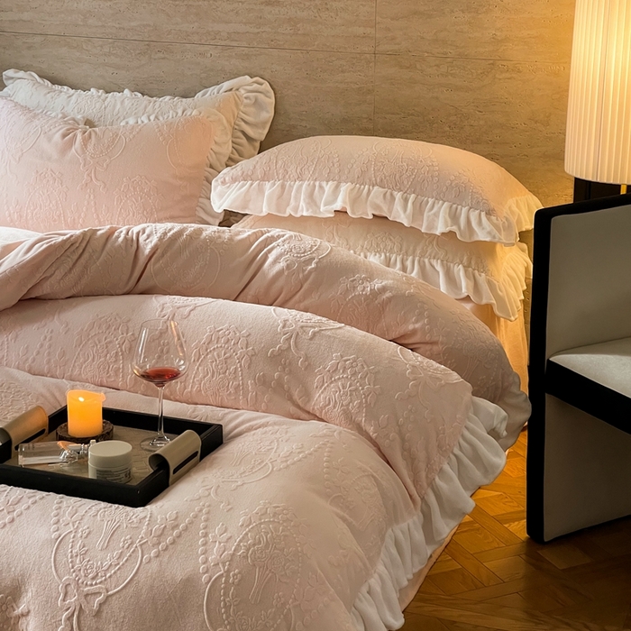 91家纺网 家纺一手货源 找家纺 六巷胡同 2025新款韩系手捧花轻法式花边款牛奶绒四件套-风格二 手捧花-粉