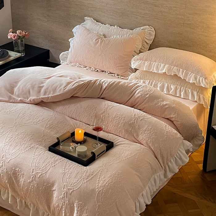 91家纺网 家纺一手货源 找家纺 六巷胡同 2025新款韩系手捧花轻法式花边款牛奶绒四件套-风格二 手捧花-粉