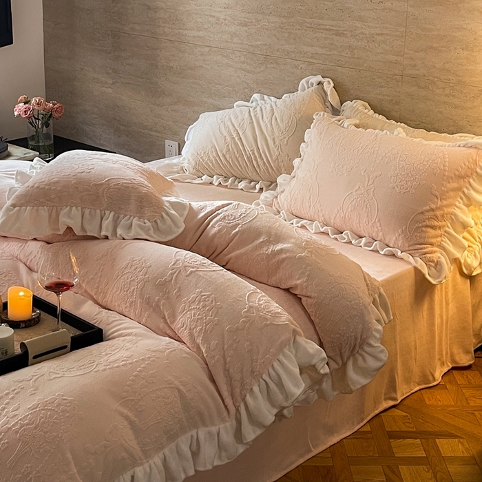 91家纺网 家纺一手货源 找家纺 六巷胡同 2025新款韩系手捧花轻法式花边款牛奶绒四件套-风格二 手捧花-粉