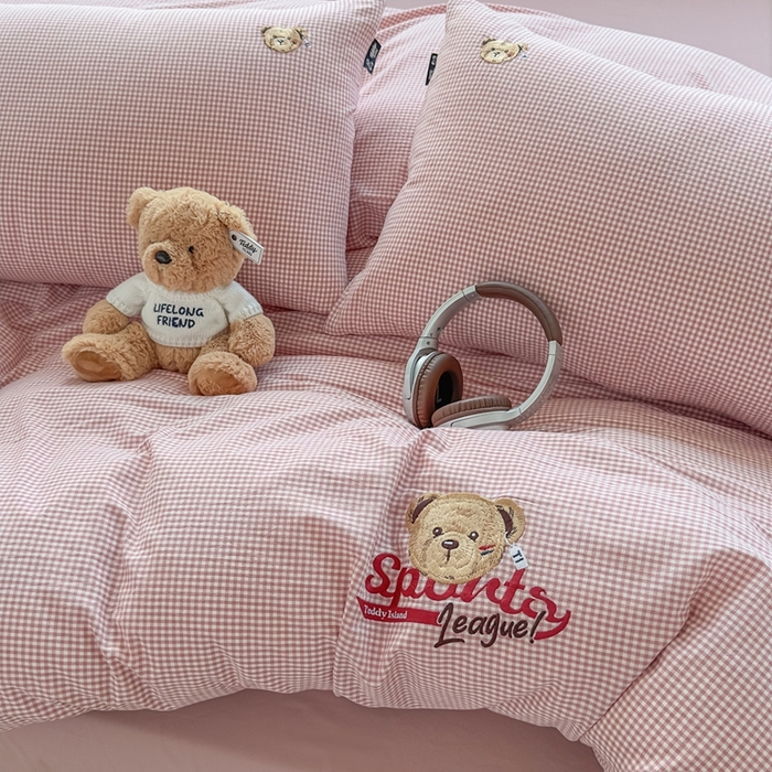 91家纺网 家纺一手货源 找家纺 泰迪爱兰Teddy ISLAND 2026新款全棉色织水洗棉格子绣花四件套 粉密格 