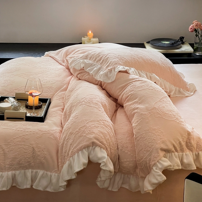 91家纺网 家纺一手货源 找家纺 六巷胡同 2025新款韩系手捧花轻法式花边款牛奶绒四件套-风格二 手捧花-粉