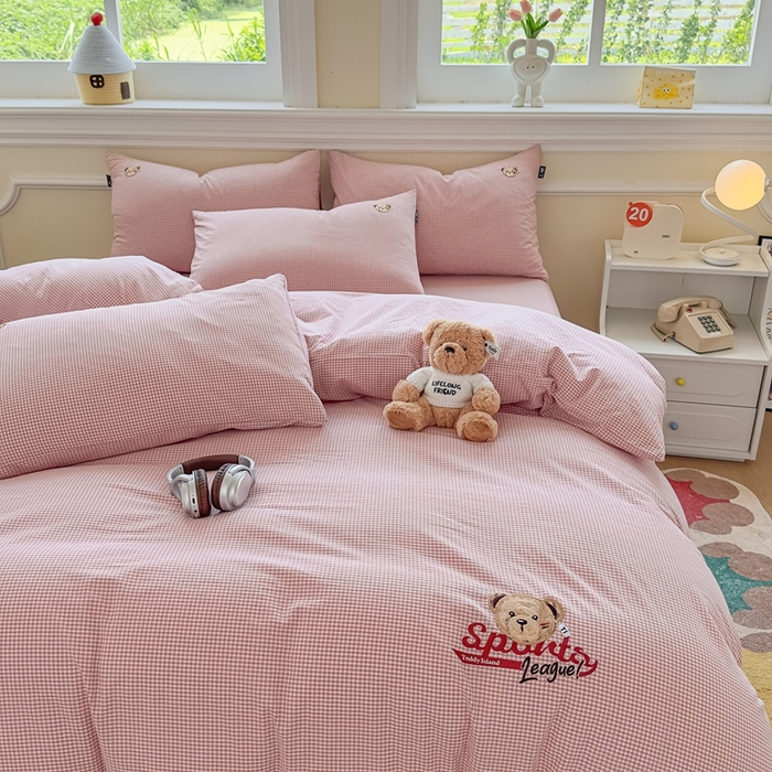 91家纺网 家纺一手货源 找家纺 泰迪爱兰Teddy ISLAND 2026新款全棉色织水洗棉格子绣花四件套 粉密格 