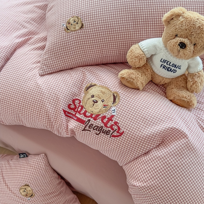 91家纺网 家纺一手货源 找家纺 泰迪爱兰Teddy ISLAND 2026新款全棉色织水洗棉格子绣花四件套 粉密格 