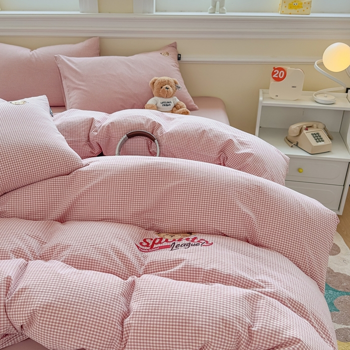 91家纺网 家纺一手货源 找家纺 泰迪爱兰Teddy ISLAND 2026新款全棉色织水洗棉格子绣花四件套 粉密格 