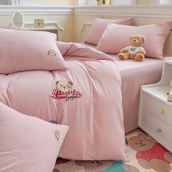 91家纺网 家纺一手货源 找家纺 泰迪爱兰Teddy ISLAND 2026新款全棉色织水洗棉格子绣花四件套 粉密格 