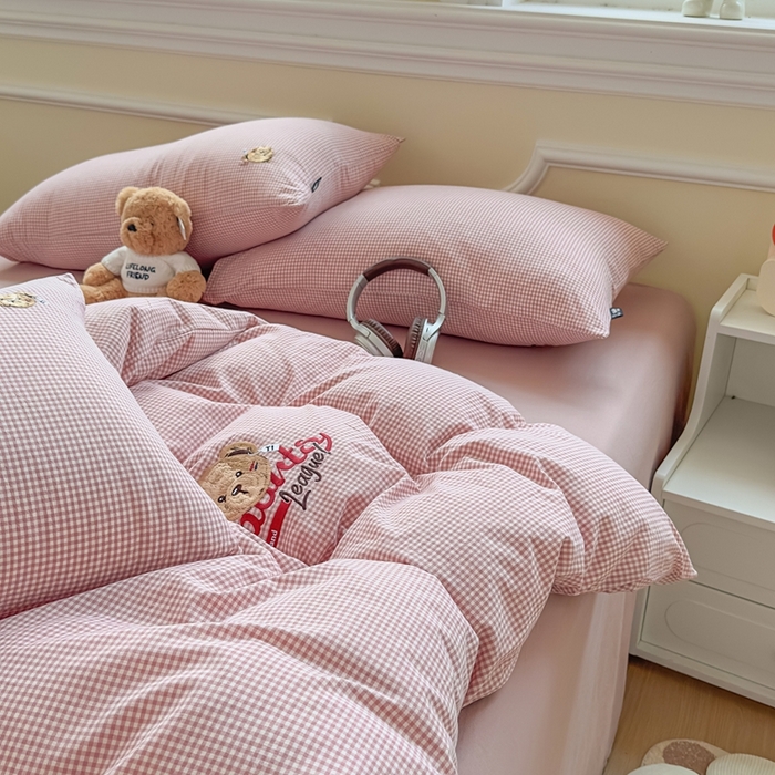 91家纺网 家纺一手货源 找家纺 泰迪爱兰Teddy ISLAND 2026新款全棉色织水洗棉格子绣花四件套 粉密格 