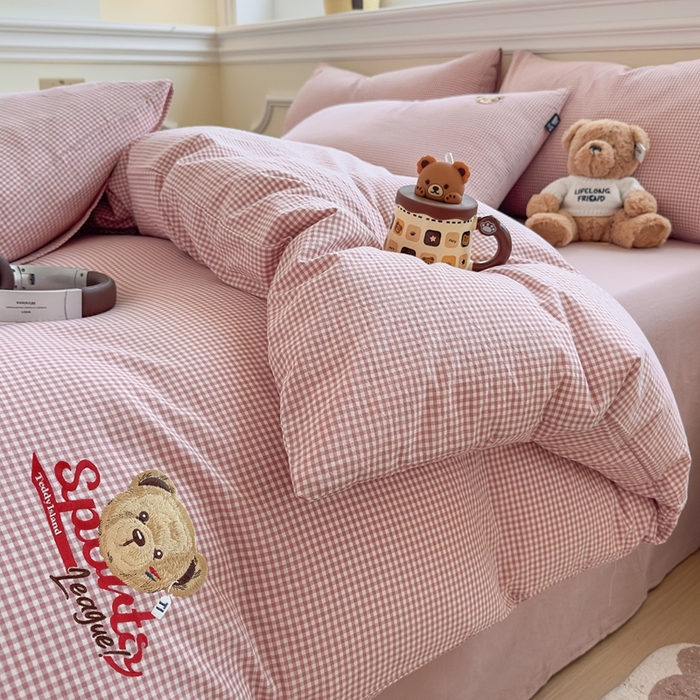 91家纺网 家纺一手货源 找家纺 泰迪爱兰Teddy ISLAND 2026新款全棉色织水洗棉格子绣花四件套 粉密格 