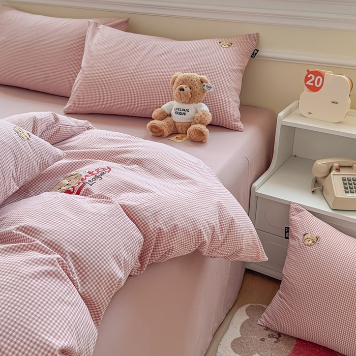 91家纺网 家纺一手货源 找家纺 泰迪爱兰Teddy ISLAND 2026新款全棉色织水洗棉格子绣花四件套 粉密格 