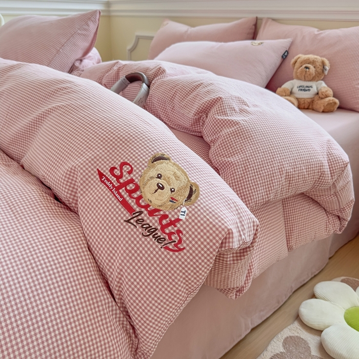 91家纺网 家纺一手货源 找家纺 泰迪爱兰Teddy ISLAND 2026新款全棉色织水洗棉格子绣花四件套 粉密格 