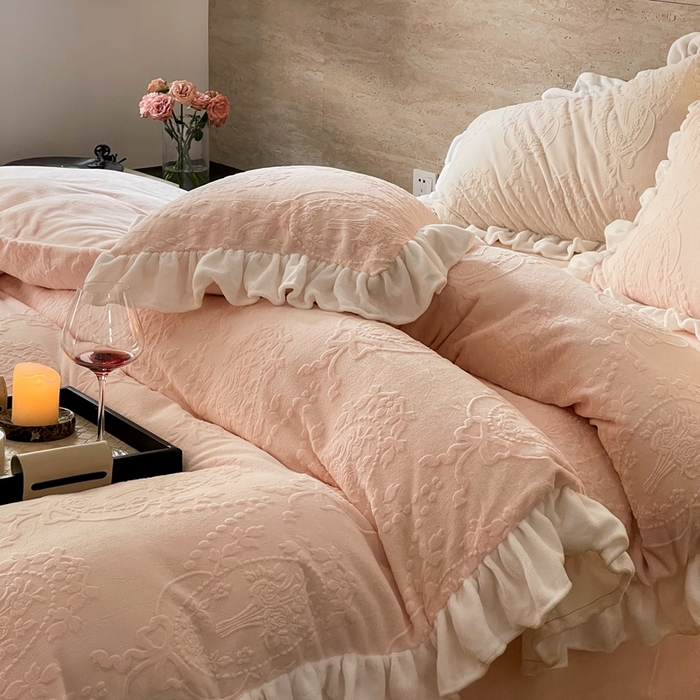 91家纺网 家纺一手货源 找家纺 六巷胡同 2025新款韩系手捧花轻法式花边款牛奶绒四件套-风格二 手捧花-粉