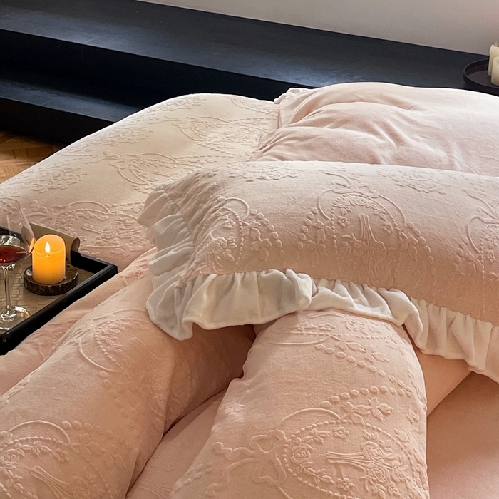 91家纺网 家纺一手货源 找家纺 六巷胡同 2025新款韩系手捧花轻法式花边款牛奶绒四件套-风格二 手捧花-粉