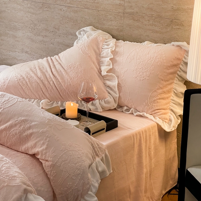 91家纺网 家纺一手货源 找家纺 六巷胡同 2025新款韩系手捧花轻法式花边款牛奶绒四件套-风格二 手捧花-粉