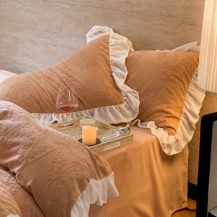 91家纺网 家纺一手货源 找家纺 六巷胡同 2025新款韩系手捧花轻法式花边款牛奶绒四件套-风格二 手捧花-咖