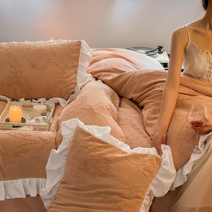 91家纺网 家纺一手货源 找家纺 六巷胡同 2025新款韩系手捧花轻法式花边款牛奶绒四件套-风格二 手捧花-咖