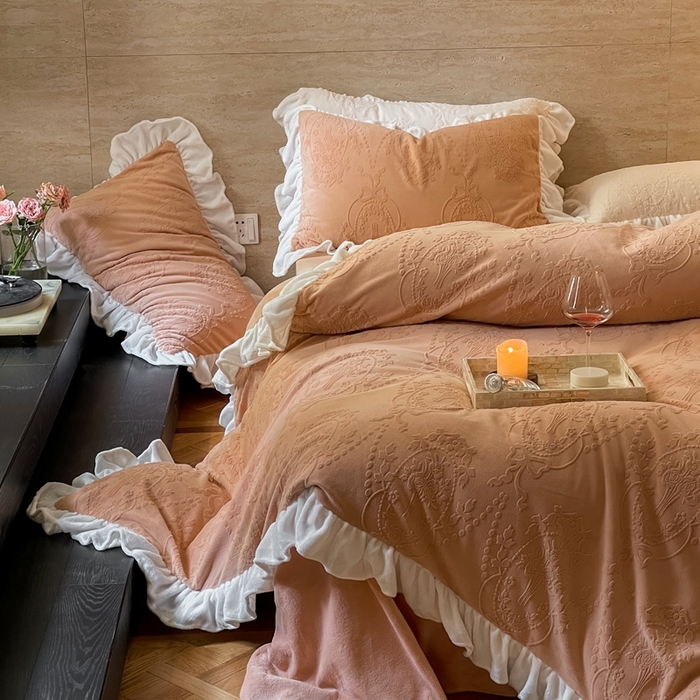 91家纺网 家纺一手货源 找家纺 六巷胡同 2025新款韩系手捧花轻法式花边款牛奶绒四件套-风格二 手捧花-咖