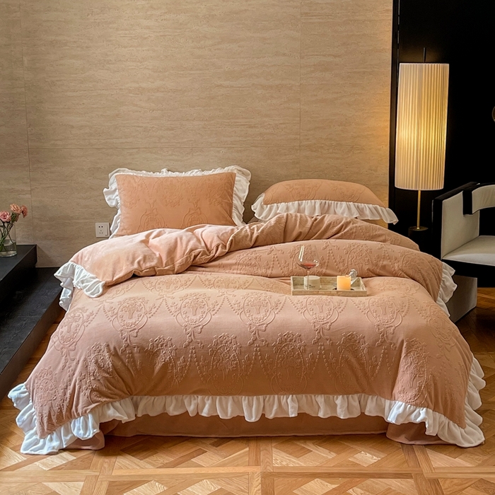 91家纺网 家纺一手货源 找家纺 六巷胡同 2025新款韩系手捧花轻法式花边款牛奶绒四件套-风格二 手捧花-咖