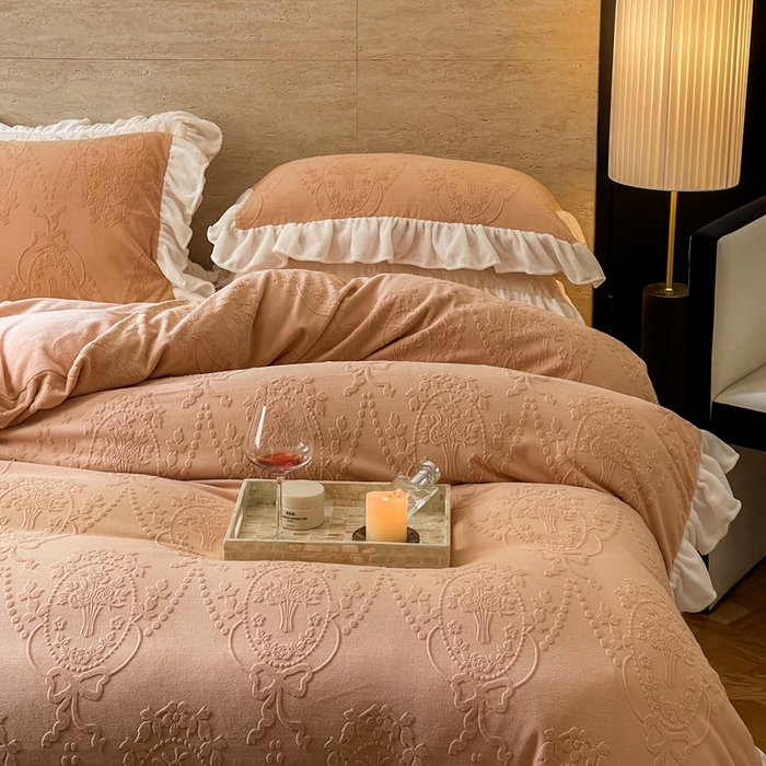 91家纺网 家纺一手货源 找家纺 六巷胡同 2025新款韩系手捧花轻法式花边款牛奶绒四件套-风格二 手捧花-咖