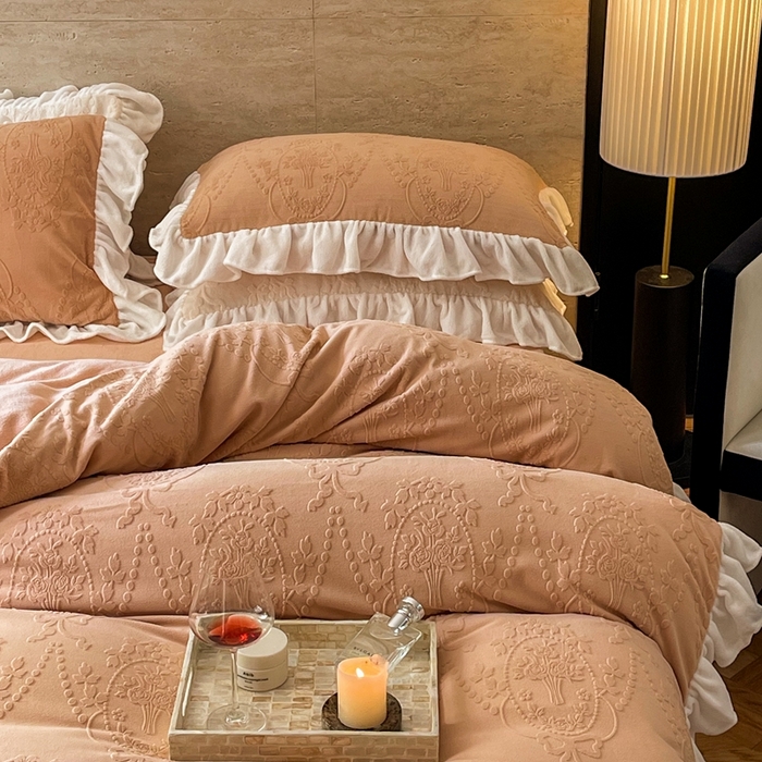 91家纺网 家纺一手货源 找家纺 六巷胡同 2025新款韩系手捧花轻法式花边款牛奶绒四件套-风格二 手捧花-咖