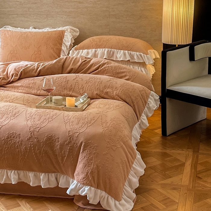 91家纺网 家纺一手货源 找家纺 六巷胡同 2025新款韩系手捧花轻法式花边款牛奶绒四件套-风格二 手捧花-咖