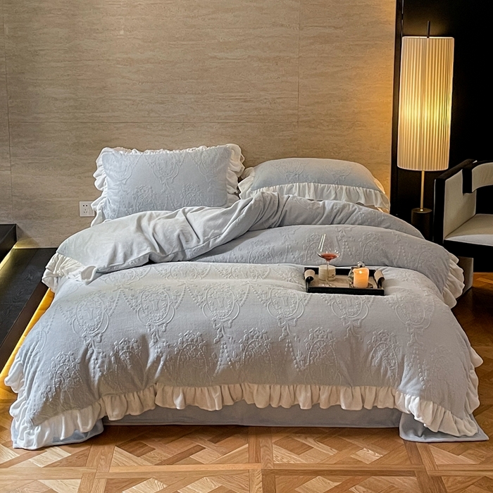 91家纺网 家纺一手货源 找家纺 六巷胡同 2025新款韩系手捧花轻法式花边款牛奶绒四件套-风格二 手捧花-蓝