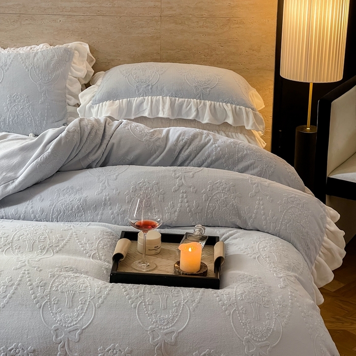 91家纺网 家纺一手货源 找家纺 六巷胡同 2025新款韩系手捧花轻法式花边款牛奶绒四件套-风格二 手捧花-蓝