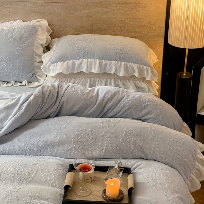 91家纺网 家纺一手货源 找家纺 六巷胡同 2025新款韩系手捧花轻法式花边款牛奶绒四件套-风格二 手捧花-蓝