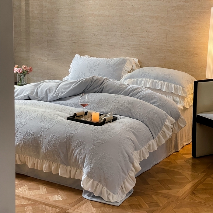 91家纺网 家纺一手货源 找家纺 六巷胡同 2025新款韩系手捧花轻法式花边款牛奶绒四件套-风格二 手捧花-蓝