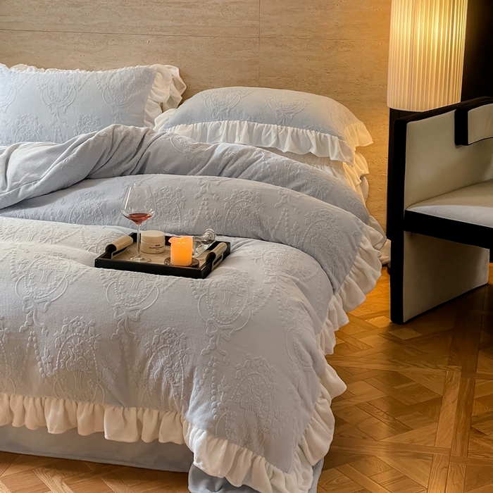 91家纺网 家纺一手货源 找家纺 六巷胡同 2025新款韩系手捧花轻法式花边款牛奶绒四件套-风格二 手捧花-蓝